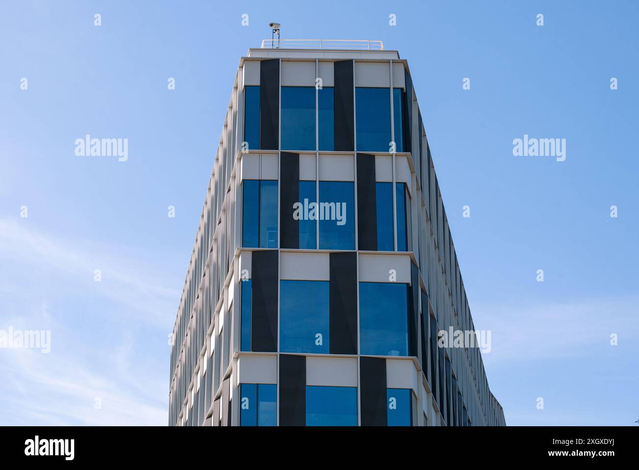 Alto edificio contemporaneo con finestre blu Foto Stock
