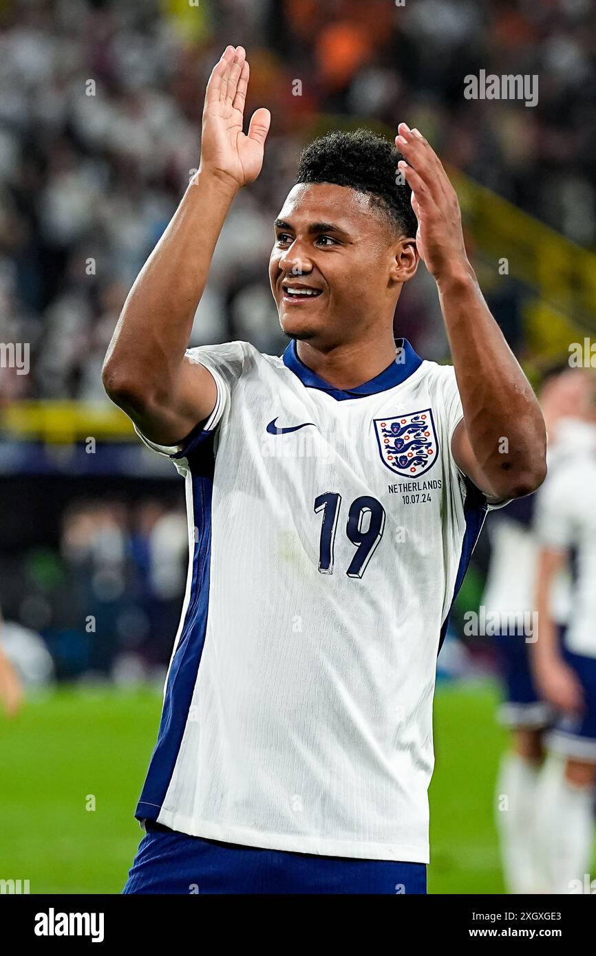 Dortmund, Germania. 10 luglio 2024. Dortmund, Germania, 10 luglio 2024: Ollie Watkins (19 Inghilterra) festeggia la vittoria e l'ingresso in finale davanti ai tifosi durante la semifinale di UEFA EURO 2024 Germania tra Paesi Bassi e Inghilterra al BVB Stadion Dortmund, Germania. (Daniela Porcelli/SPP) credito: SPP Sport Press Photo. /Alamy Live News Foto Stock