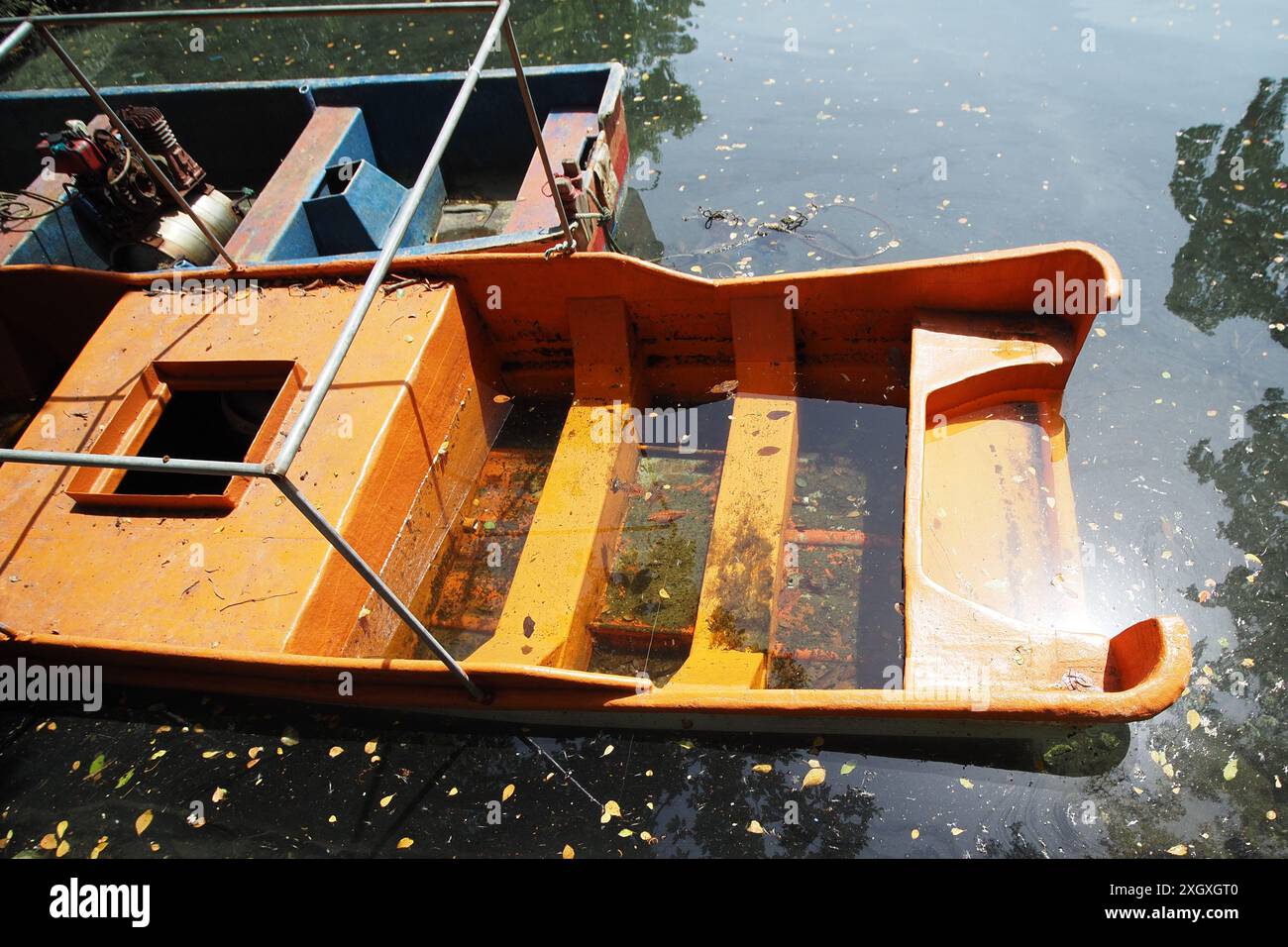 Barche affondate vecchie e abbandonate. Foto Stock