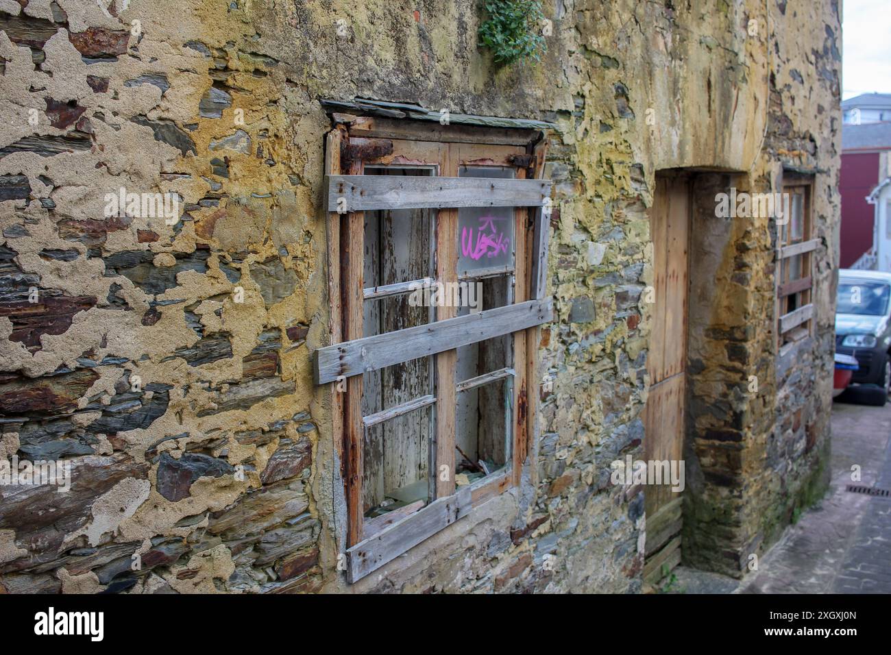 Casa abbandonata in pietra a Luarca, Asturie, Spagna Foto Stock