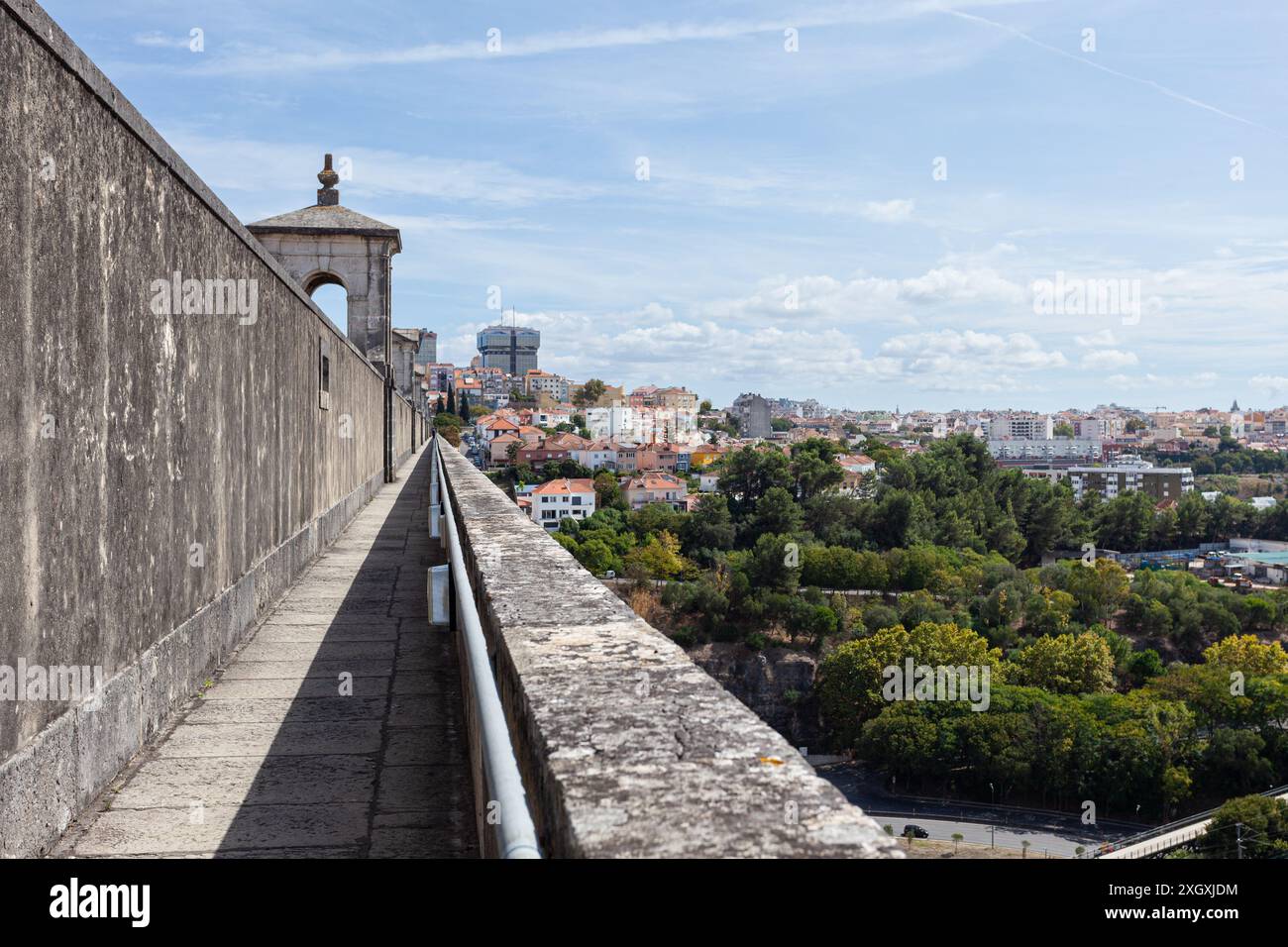 Acquedotto di Águas Livres (Acqueduto das Águas Livres), notevole opera di ingegneria idraulica che attraversa la valle di Alcântara nella città di Lisbona, Foto Stock