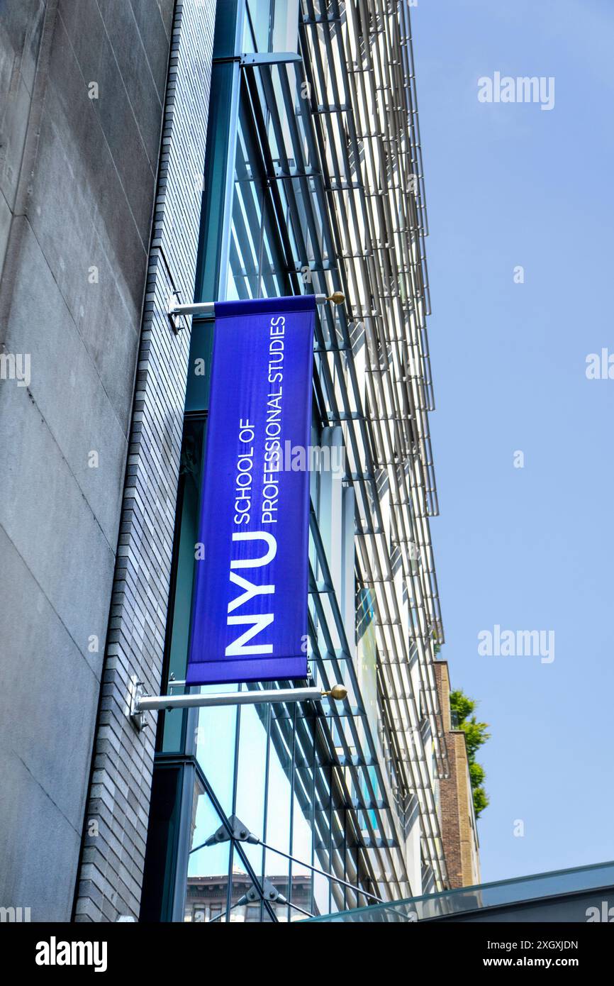 New York University School of Professional Studies, banner scolastico sull'esterno dell'edificio, Greenwich Village, New York City, New York, USA Foto Stock