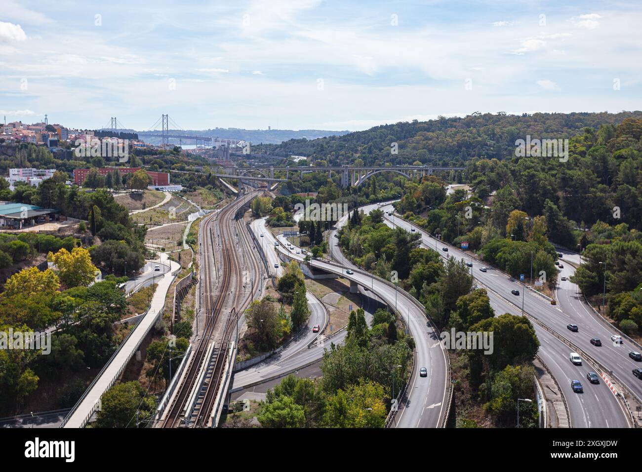 Vale de Alcântara (noto anche come vale das Águas Livres), con le sue strade e linee ferroviarie che meritano di portare al Ponte del 25 aprile, Lisbona, Portogallo. Foto Stock