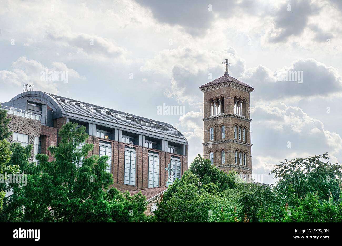 "Judson Memorial Church, Campanile (primo piano e a destra), Furman Hall, New York University (a sinistra), Greenwich Village, New York City, New York, USA" Foto Stock