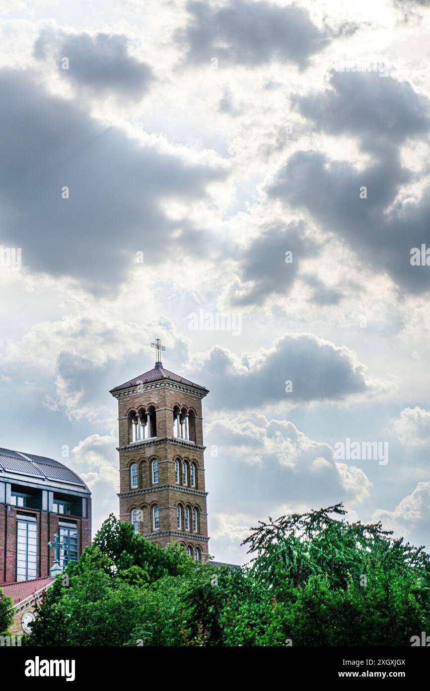 "Judson Memorial Church, Campanile (primo piano e a destra), Furman Hall, New York University (a sinistra), Greenwich Village, New York City, New York, USA" Foto Stock
