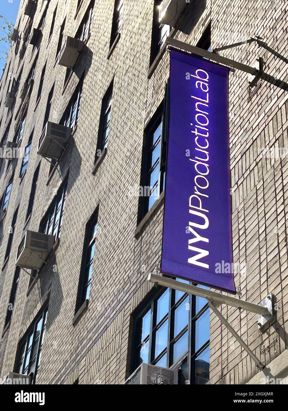 NYU Production Lab, facciata e striscione dell'edificio, New York University, New York City, New York, USA Foto Stock
