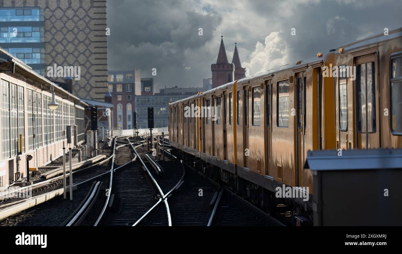 Il tram arriva alla stazione durante l'esplosione di nuvole a Berlino Foto Stock