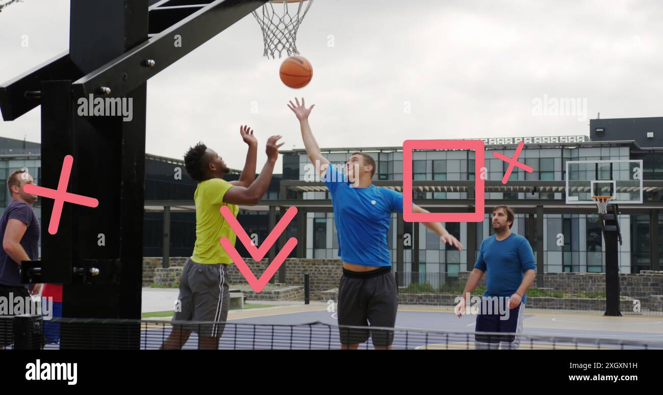 Immagine di forme geometriche cadenti su diversi amici che giocano a basket Foto Stock