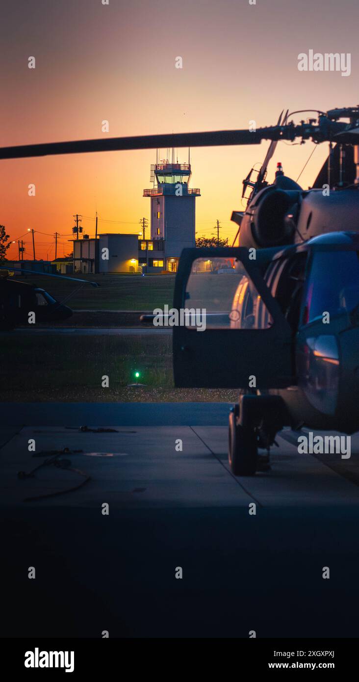 Un UH-60M Black Hawk attende gli studenti nella fase di addestramento avanzato degli aerei della scuola di volo dell'esercito americano per un volo notturno al Lowe Army Airfield, Fort Novosel, Ala., 30 aprile 2024. (Foto dell'esercito degli Stati Uniti di Stephan Zeller). Foto Stock