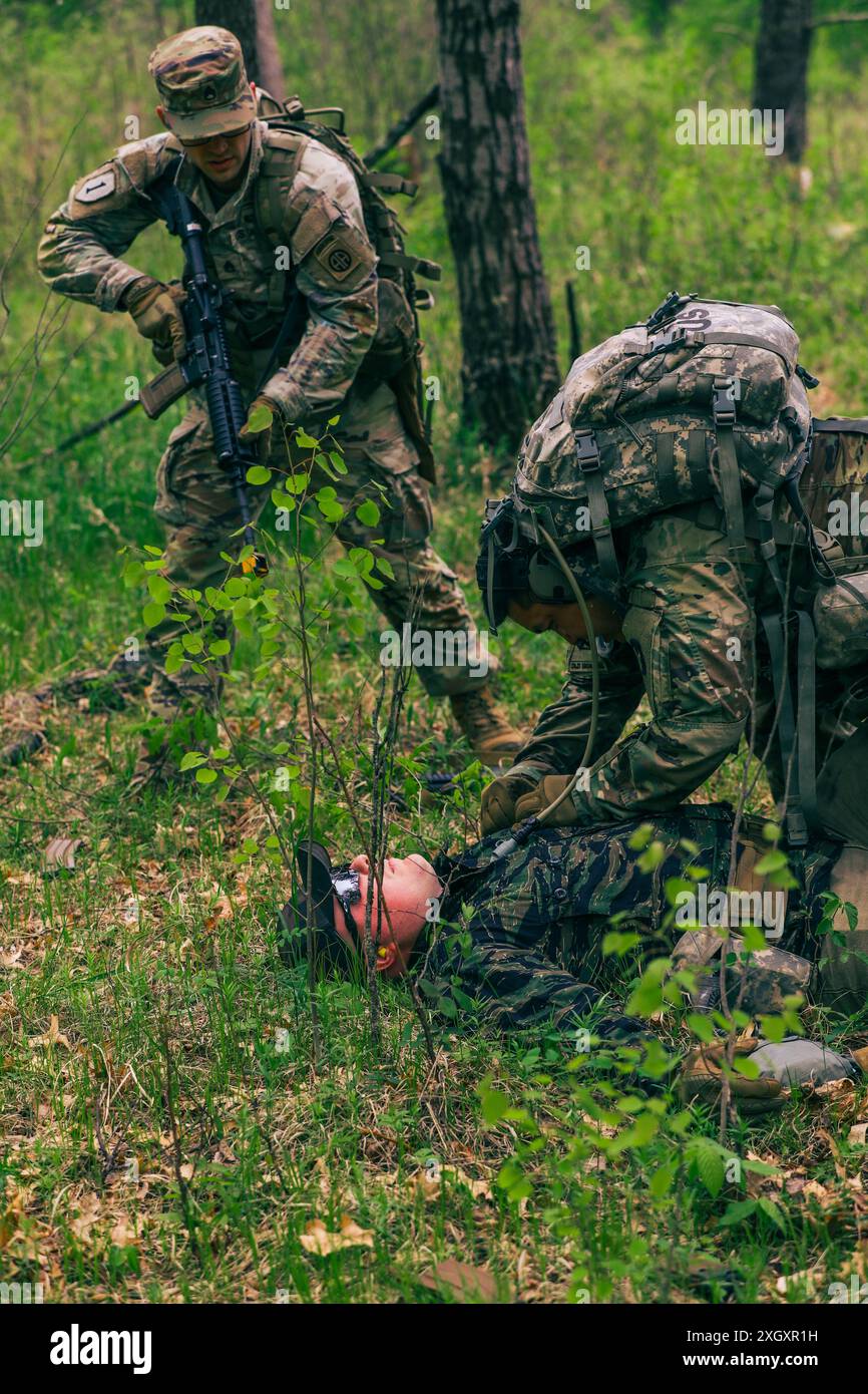 Il 175th Regiment Regional Training Institute conduce un ultimo evento di addestramento React-to-contact con gli Advanced Leadership Course sottufficiali in coordinamento con C-Company 2-211th General Support Aviation Battalion presso il Camp Ripley Training Center a Little Falls, Minnesota, il 19 maggio 2024 (foto della Guardia Nazionale del Minnesota da staff Sgt. Jorden Newbanks). Foto Stock