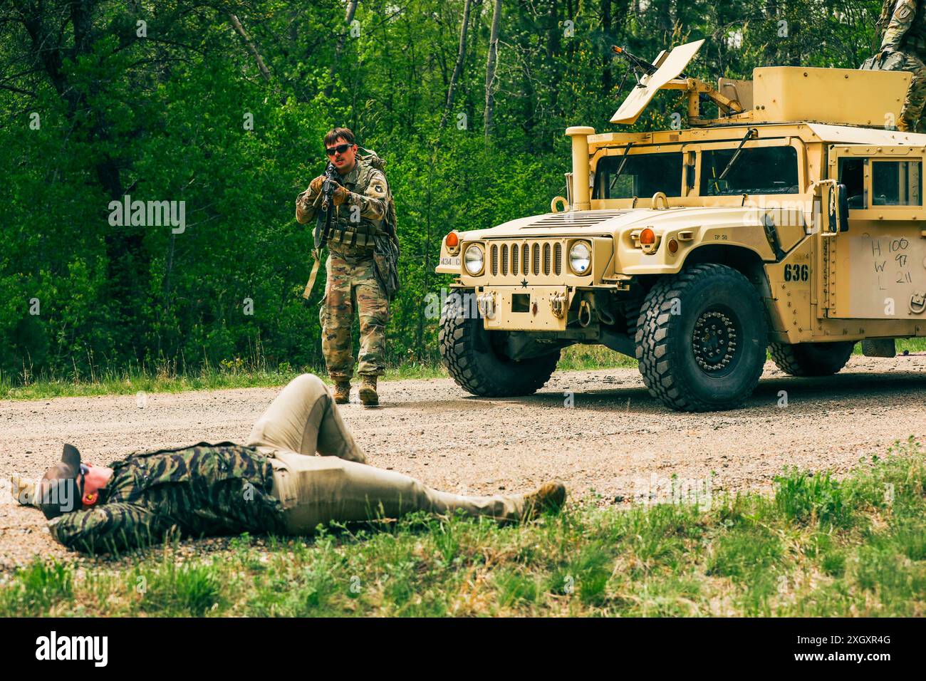 Il 175th Regiment Regional Training Institute conduce un ultimo evento di addestramento React-to-contact con gli Advanced Leadership Course sottufficiali in coordinamento con C-Company 2-211th General Support Aviation Battalion presso il Camp Ripley Training Center a Little Falls, Minnesota, il 19 maggio 2024 (foto della Guardia Nazionale del Minnesota da staff Sgt. Jorden Newbanks). Foto Stock
