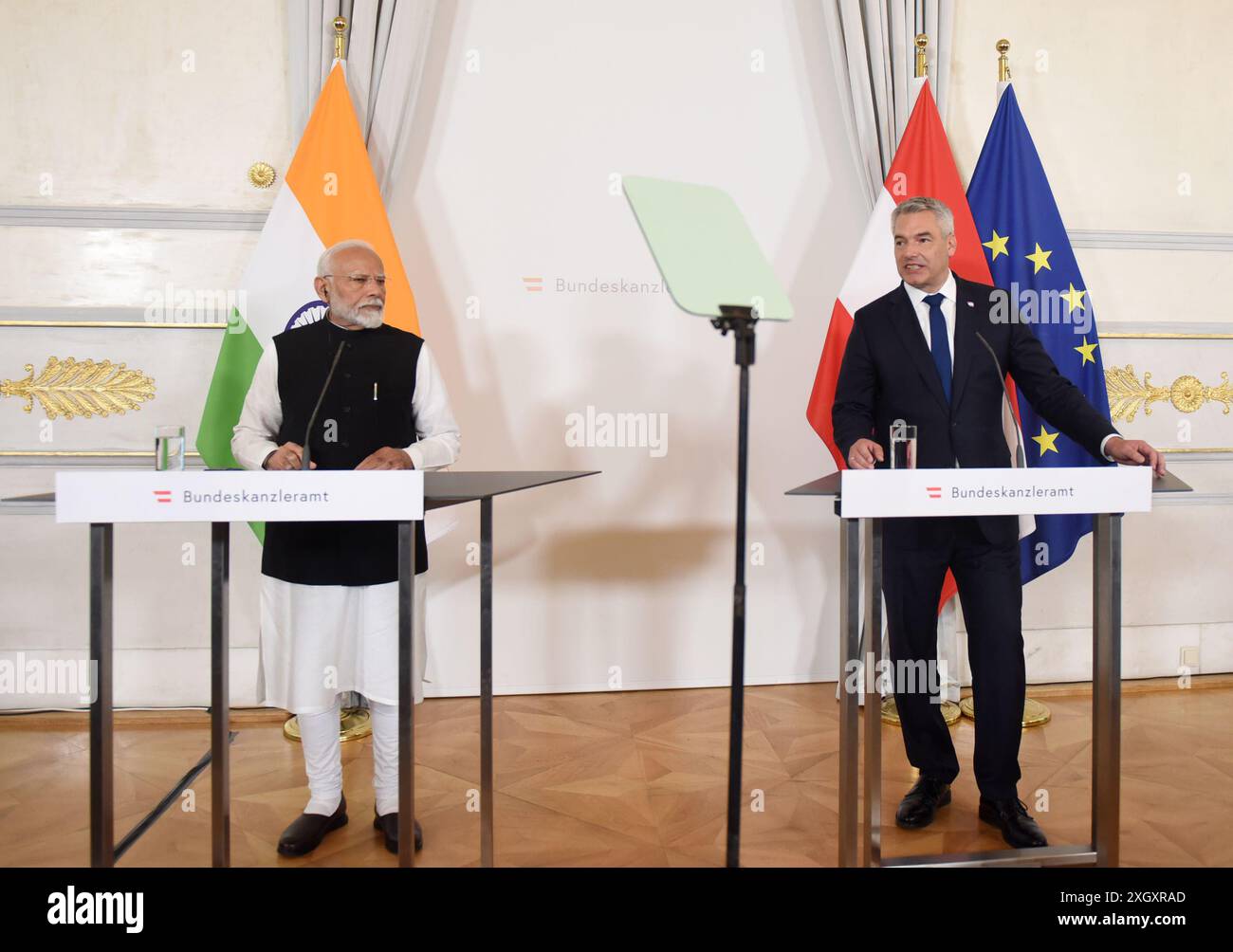 Vienna, Austria. 10 luglio 2024. Il cancelliere austriaco Karl Nehammer (R) e il primo ministro indiano in visita Narendra modi partecipano a una conferenza stampa congiunta a Vienna, Austria, il 10 luglio 2024. Il primo ministro indiano Narendra modi ha fatto una visita di stato in Austria e ha incontrato il cancelliere austriaco Karl Nehammer mercoledì. PER ANDARE CON: 'Indian PM Visits Austria' credito: He Canling/Xinhua/Alamy Live News Foto Stock