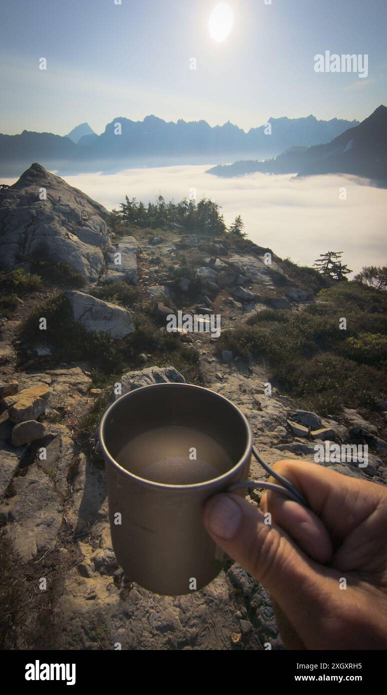 Caffè mattutino mentre guardi il sole sorgere sul bacino Gotico Foto Stock