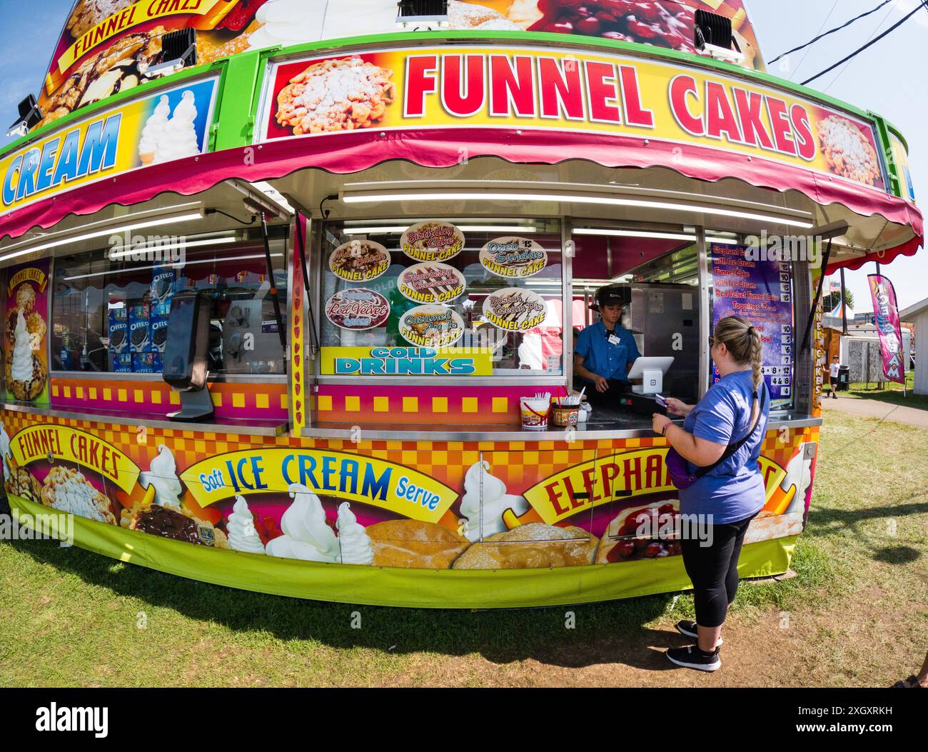 In fila per le torte di imbuto alla Berrien County Youth Fair Foto Stock