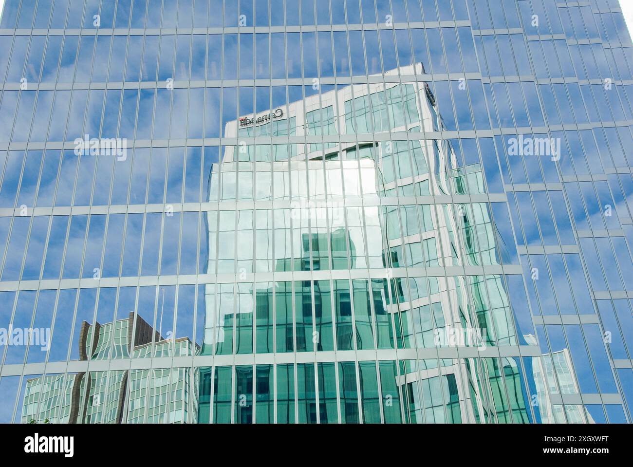Edifici nel centro città si riflettono in edifici di vetro - Vancouver, BC, Canada Foto Stock