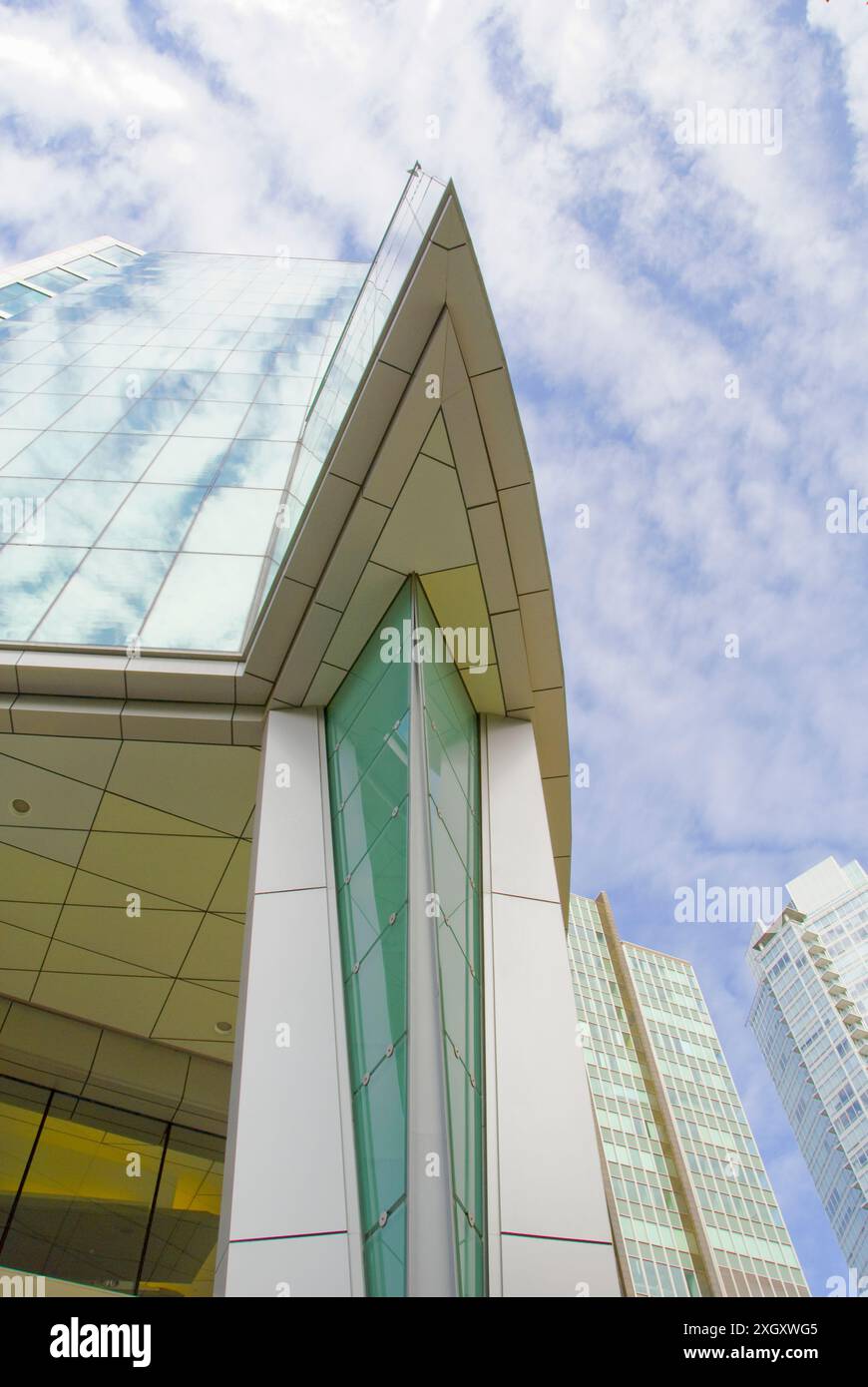 Le nuvole si riflettono nell'edificio nel centro della città di Vancouver, British Columbia, Canada Foto Stock