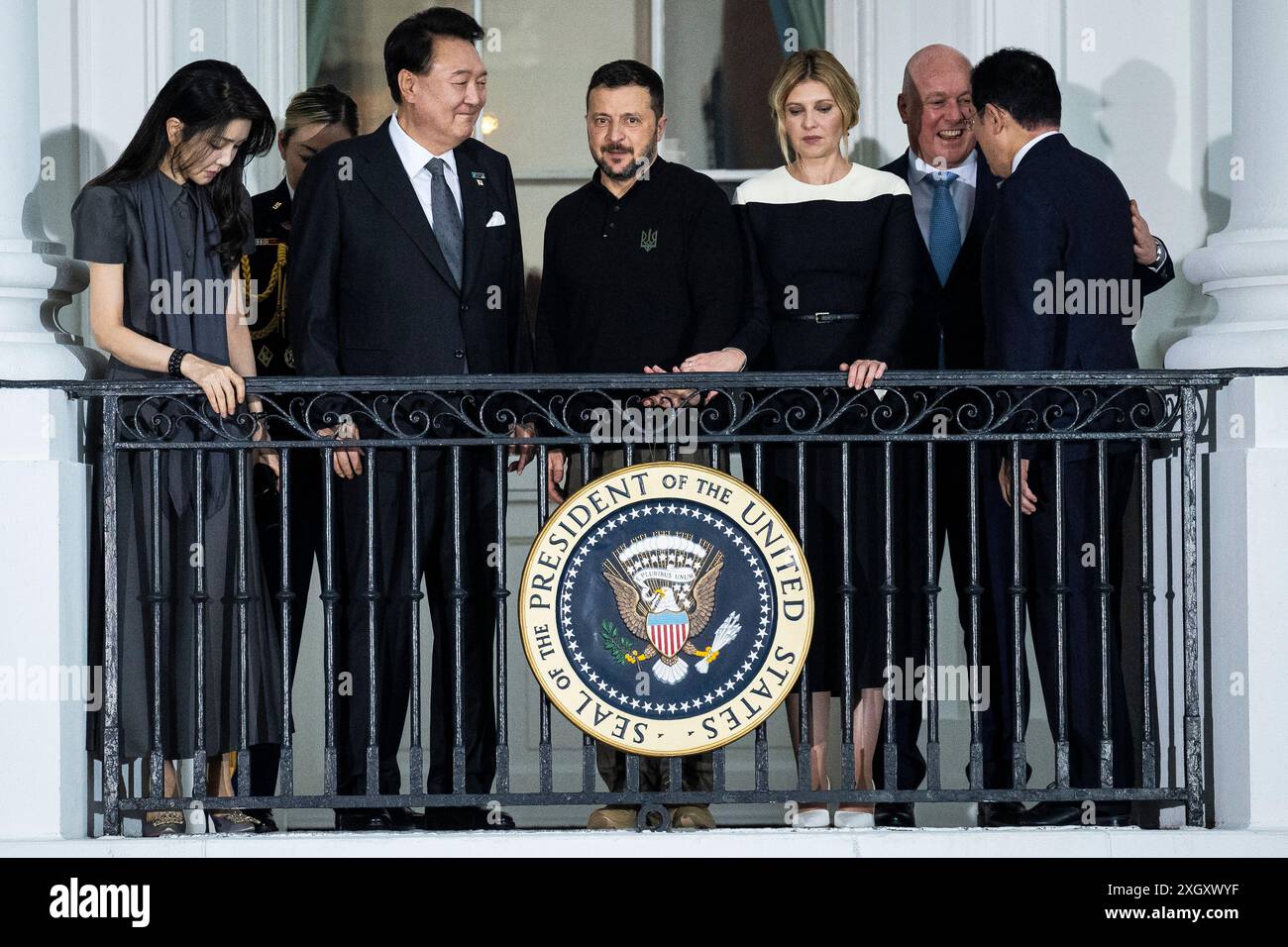 Washington, DC, USA, 10 luglio 2024. Kim Kun-hee, first lady della Corea del Sud, da sinistra, Yoon Suk Yeol, presidente della Corea del Sud, Volodymyr Zelenskiy, il presidente dell'Ucraina, Olena Zelenska, first lady Ucraina, e Christopher Luxon, primo ministro neozelandese, durante una cerimonia di arrivo al portico meridionale della Casa Bianca, il 10 luglio 2024. I leader della NATO, che si riuniranno per un vertice NATO di tre giorni a Washington, invieranno cinque sistemi di difesa aerea a lungo raggio per l’Ucraina, dopo che il presidente Volodymyr Zelenskiy ha chiesto più aiuto sulla scia dei intensificati scioperi russi sul suo paese. Foto di Gra Foto Stock