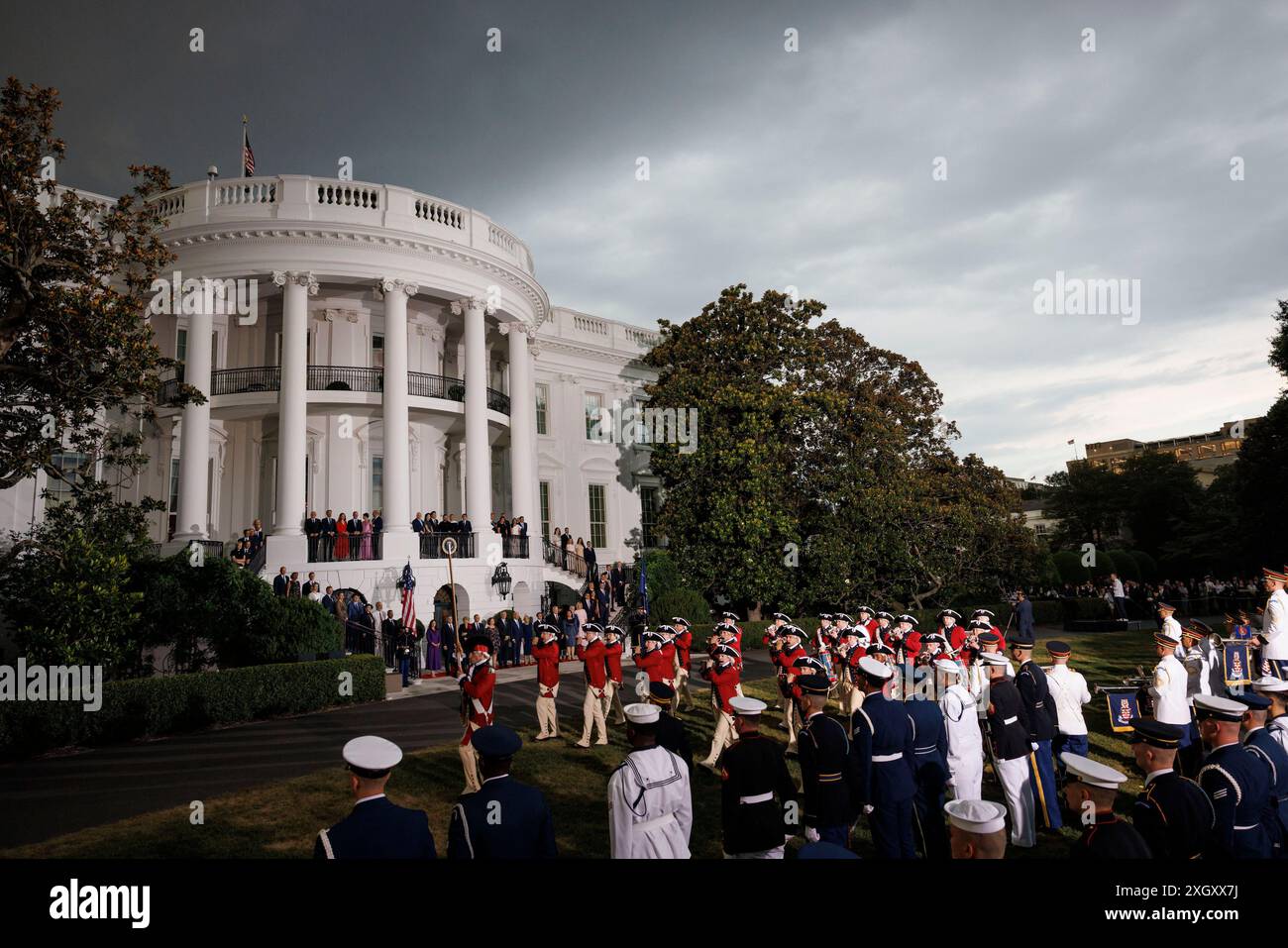 Washington, DC, USA, 10 luglio 2024. Una banda militare cerimoniale marcia durante una cerimonia di arrivo al portico meridionale della Casa Bianca a Washington, DC, USA, mercoledì 10 luglio, 2024. i leader della NATO, che si riuniranno per un vertice NATO di tre giorni a Washington, invieranno cinque sistemi di difesa aerea a lungo raggio per l'Ucraina, dopo che il presidente Volodymyr Zelenskiy ha chiesto più aiuto sulla scia dei intensificati scioperi russi sul suo paese. Foto di Ting Shen/UPI credito: UPI/Alamy Live News Foto Stock