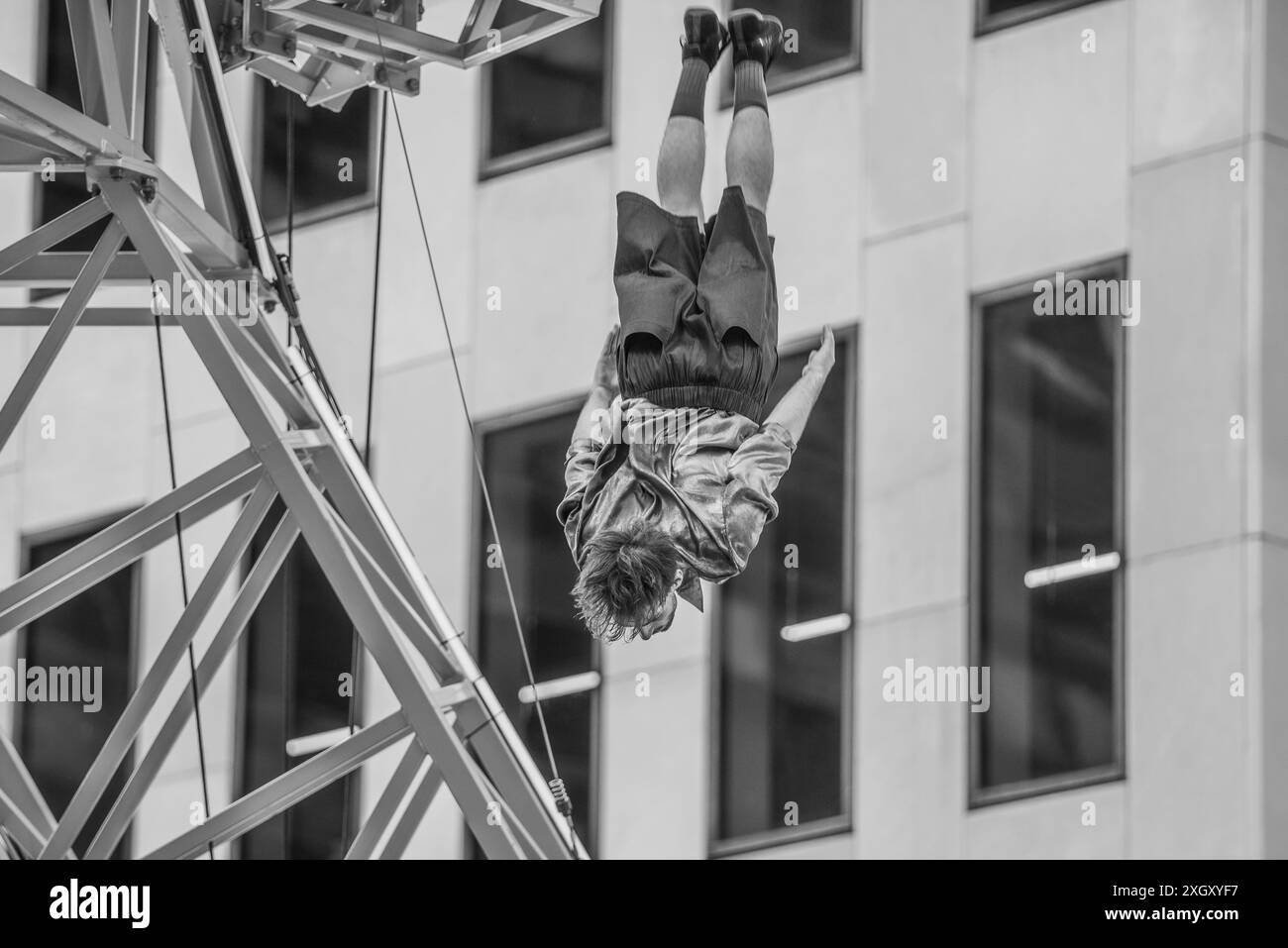 Montreal, Canada - 5 luglio 2024: 7 Fingers acrobat Group si esibiscono al Completement cirque Giants Show su in Place Ville Marie a Montreal Foto Stock