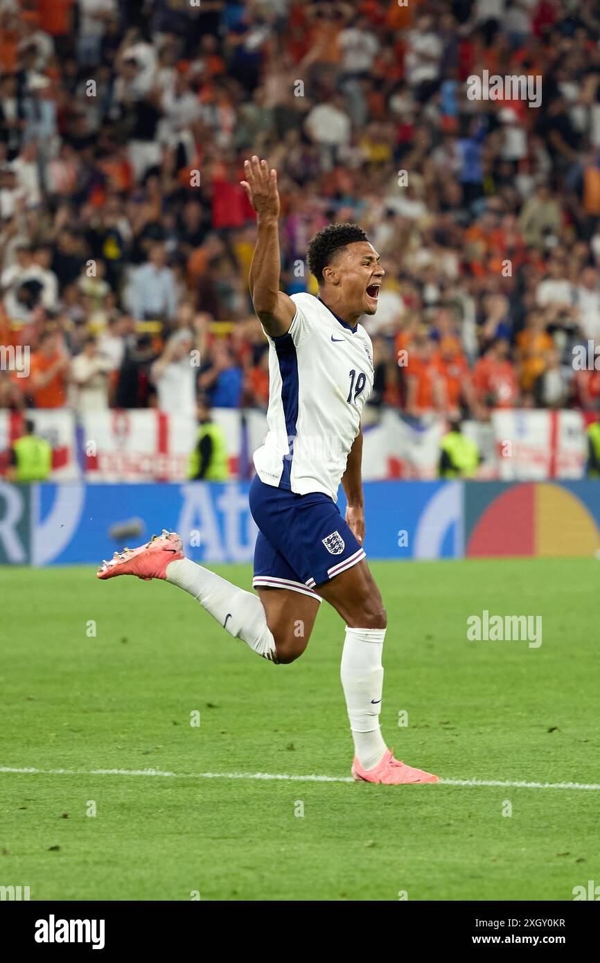 Dortmund. 10 luglio 2024. L'inglese Ollie Watkins celebra il punteggio ottenuto durante la semifinale di UEFA Euro 2024 tra Inghilterra e Paesi Bassi a Dortmund, in Germania, il 10 luglio 2024. Crediti: Meng Dingbo/Xinhua/Alamy Live News Foto Stock