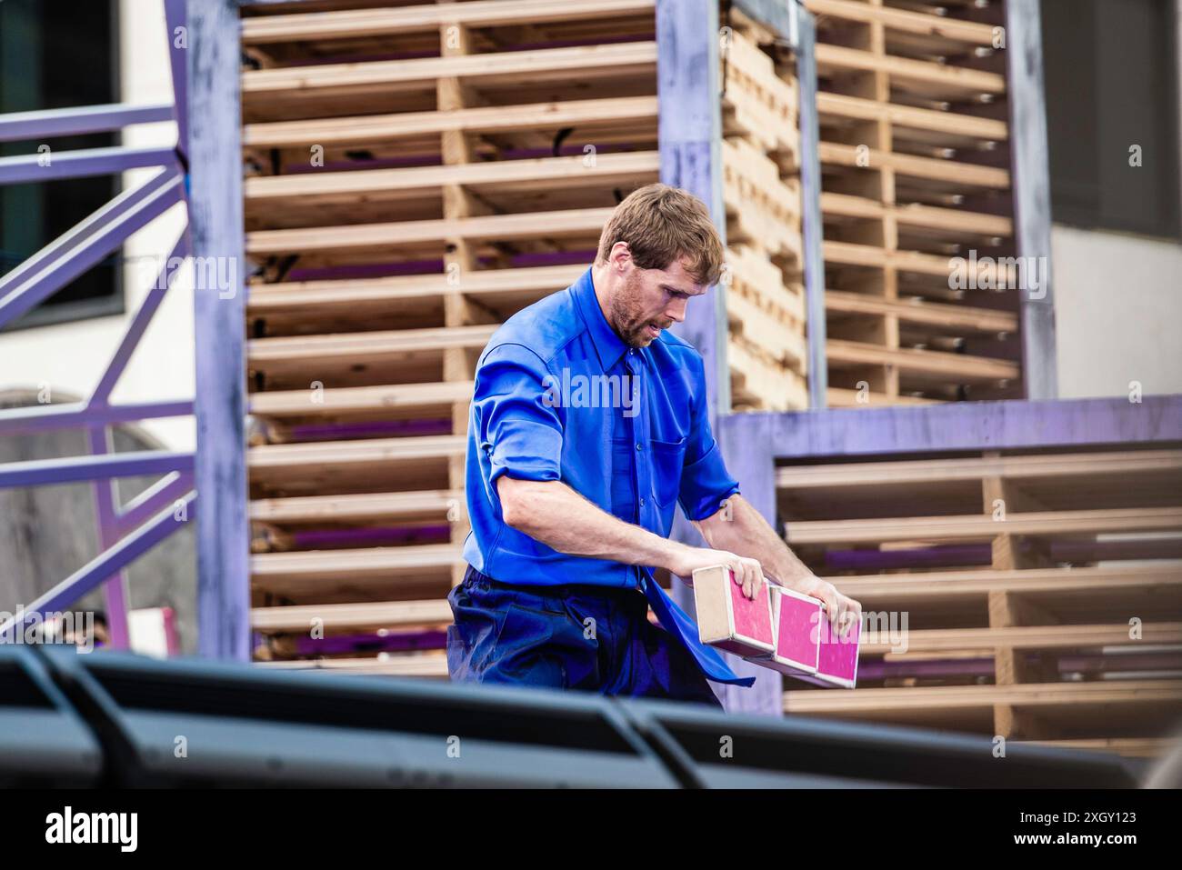 Montreal, Canada - 5 luglio 2024: 7 Fingers acrobat Group si esibiscono al Completement cirque Giants Show su in Place Ville Marie a Montreal Foto Stock