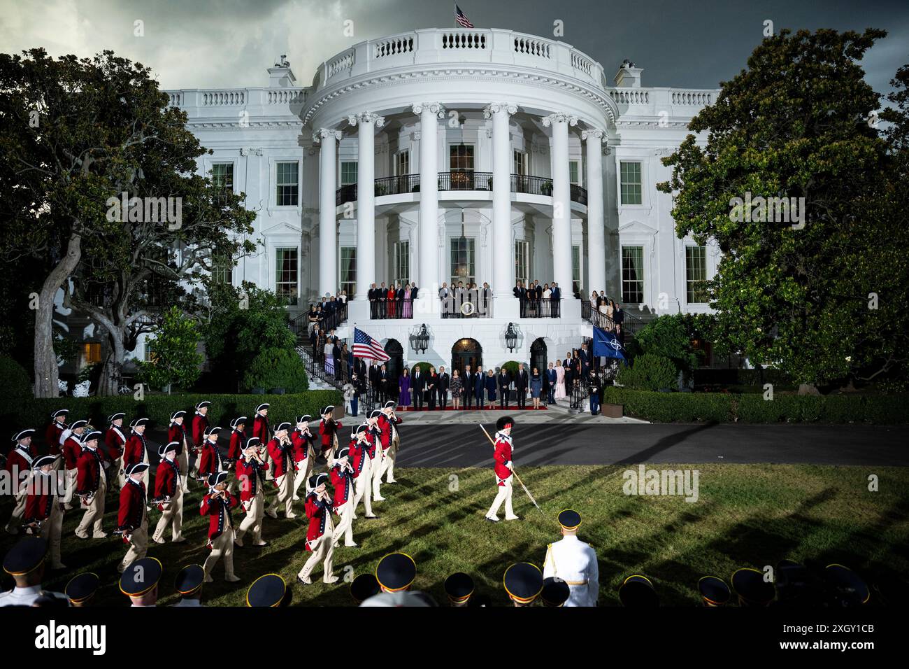 Il presidente degli Stati Uniti Joe Biden, al centro a destra, e i leader della NATO si esibiscono per una foto di gruppo durante una cerimonia di arrivo al portico meridionale della Casa Bianca a Washington, DC, USA, mercoledì 10 luglio, 2024. i leader della NATO, che si riuniranno per un vertice NATO di tre giorni a Washington, invieranno cinque sistemi di difesa aerea a lungo raggio per l'Ucraina, dopo che il presidente Volodymyr Zelenskiy ha chiesto più aiuto sulla scia dei intensificati scioperi russi sul suo paese. Credito: Graeme Sloan/Pool tramite CNP /MediaPunch Foto Stock