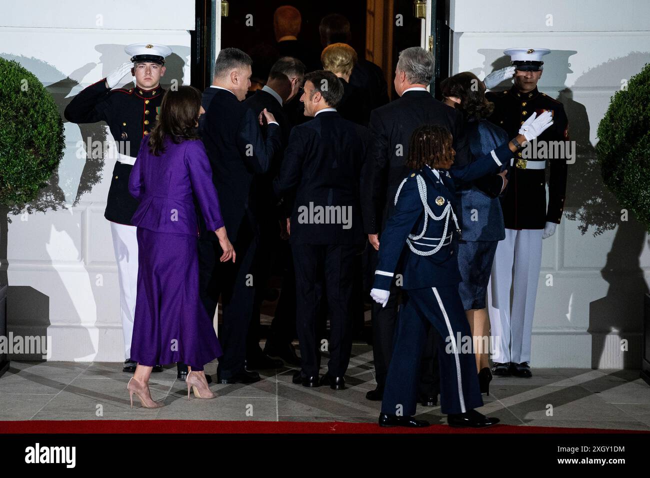 Emmanuel Macron, presidente della Francia, centro, dopo la cerimonia di arrivo al portico meridionale della Casa Bianca a Washington, DC, USA, mercoledì 10 luglio, 2024. i leader della NATO, che si riuniranno per un vertice NATO di tre giorni a Washington, invieranno cinque sistemi di difesa aerea a lungo raggio per l'Ucraina, dopo che il presidente Volodymyr Zelenskiy ha chiesto più aiuto sulla scia dei intensificati scioperi russi sul suo paese. Credito: Graeme Sloan/Pool tramite CNP /MediaPunch Foto Stock