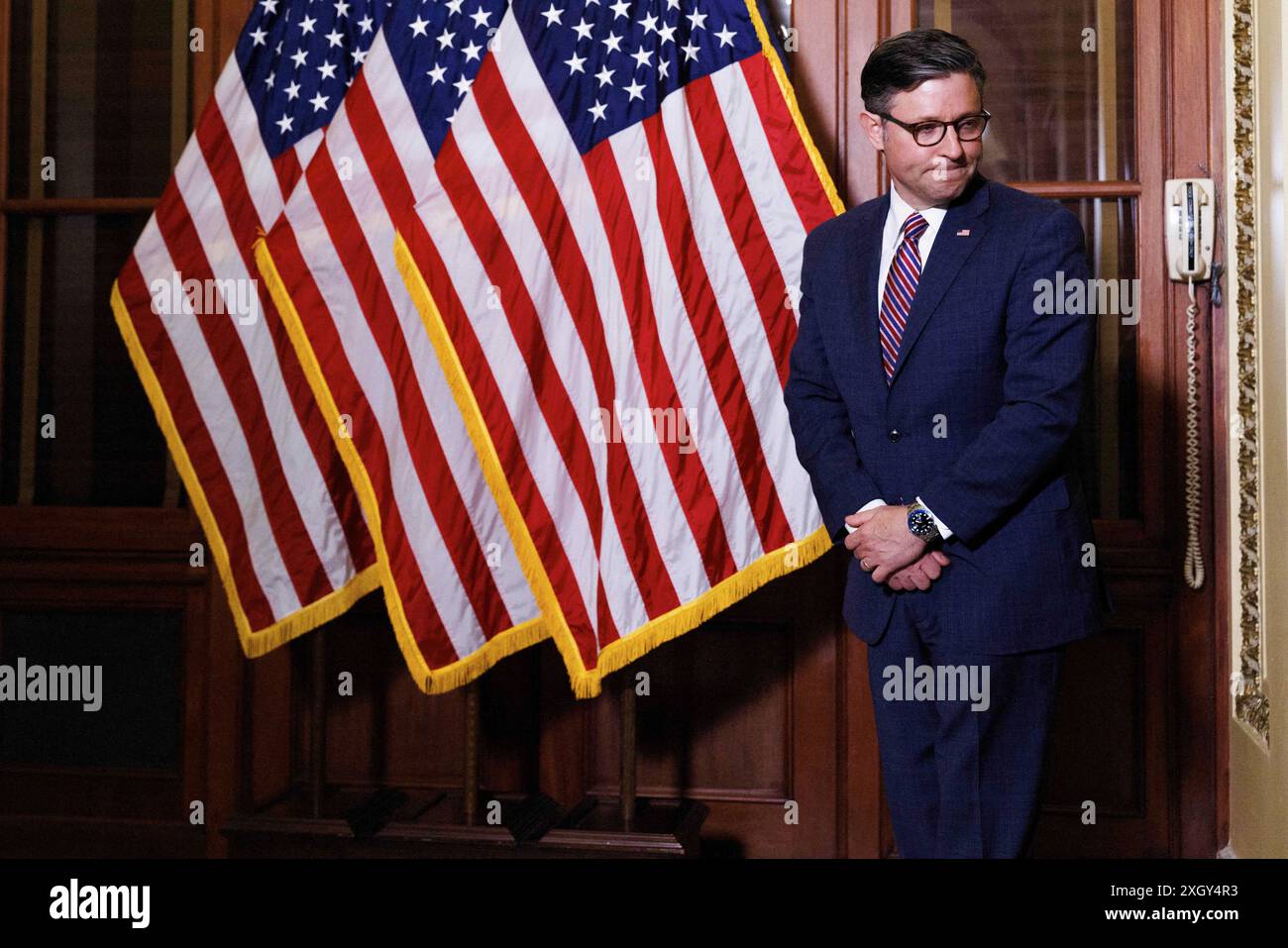 Washington, Stati Uniti. 10 luglio 2024. Il presidente della camera dei rappresentanti degli Stati Uniti Mike Johnson (repubblicano della Louisiana) attende l'arrivo del leader della minoranza della camera degli Stati Uniti Hakeem Jeffries (democratico di New York) e del primo ministro britannico Meir Starmer nel Campidoglio di Washington DC, USA, mentre Starmer è negli Stati Uniti per il vertice NATO, mercoledì 10 luglio 2024. Foto di Aaron Schwartz/CNP/ABACAPRESS. COM credito: Abaca Press/Alamy Live News Foto Stock