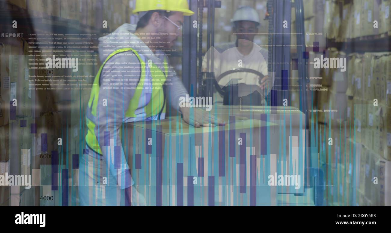 Immagine dell'elaborazione dei dati su un lavoratore maschio caucasico che impilava una scatola su un carrello elevatore in magazzino. Concetto di logistica aziendale e tecnologica Foto Stock