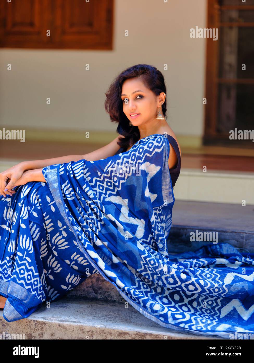 Donna in foto di moda cacusal sari Foto Stock