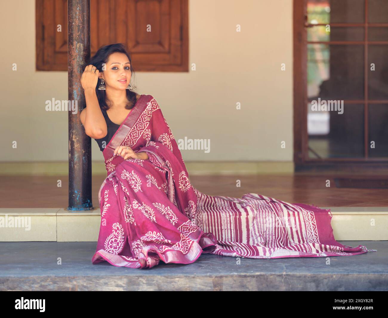 Donna in foto di moda cacusal sari Foto Stock