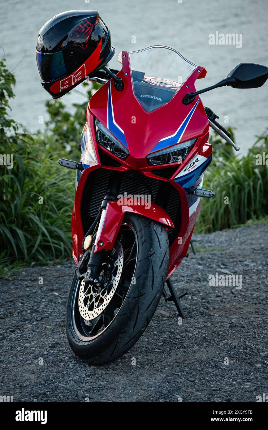 Modello giapponese Honda modello CBR 650 R. Grande motocicletta sportiva Honda parcheggiata su strada. Motori sportivi. Logo Honda Super Sport Motorcycle-Thail Foto Stock