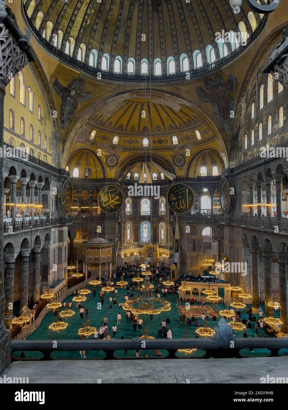 Istanbul, Turchia - 8 maggio 2024: All'interno della maestosa Hagia Sophia. Foto Stock