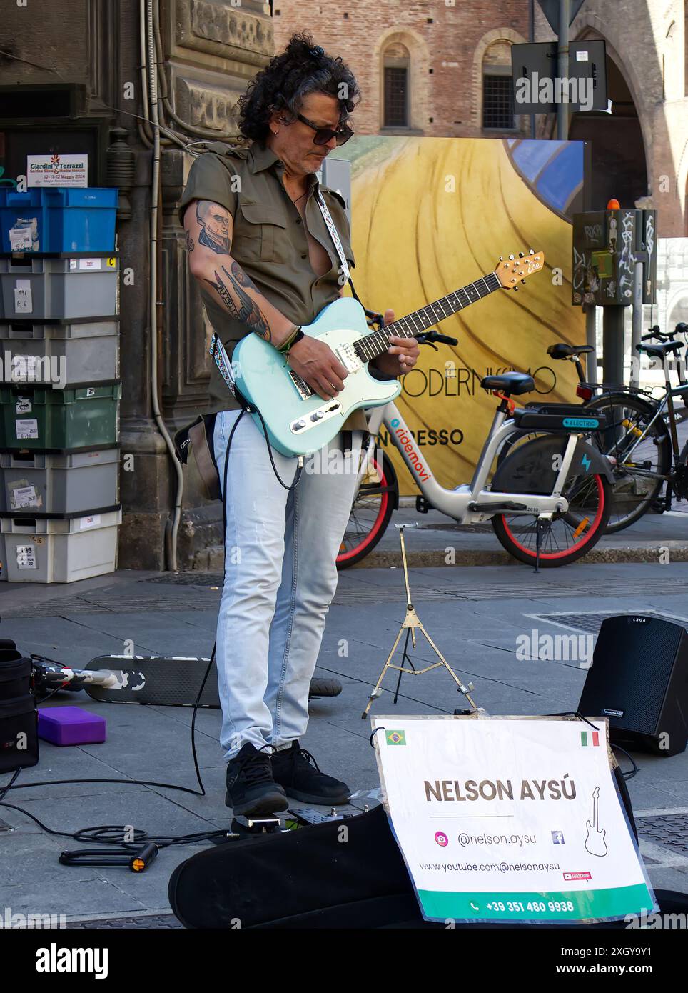 Artista di strada che suona la chitarra nel centro storico di Bologna. Italia Foto Stock