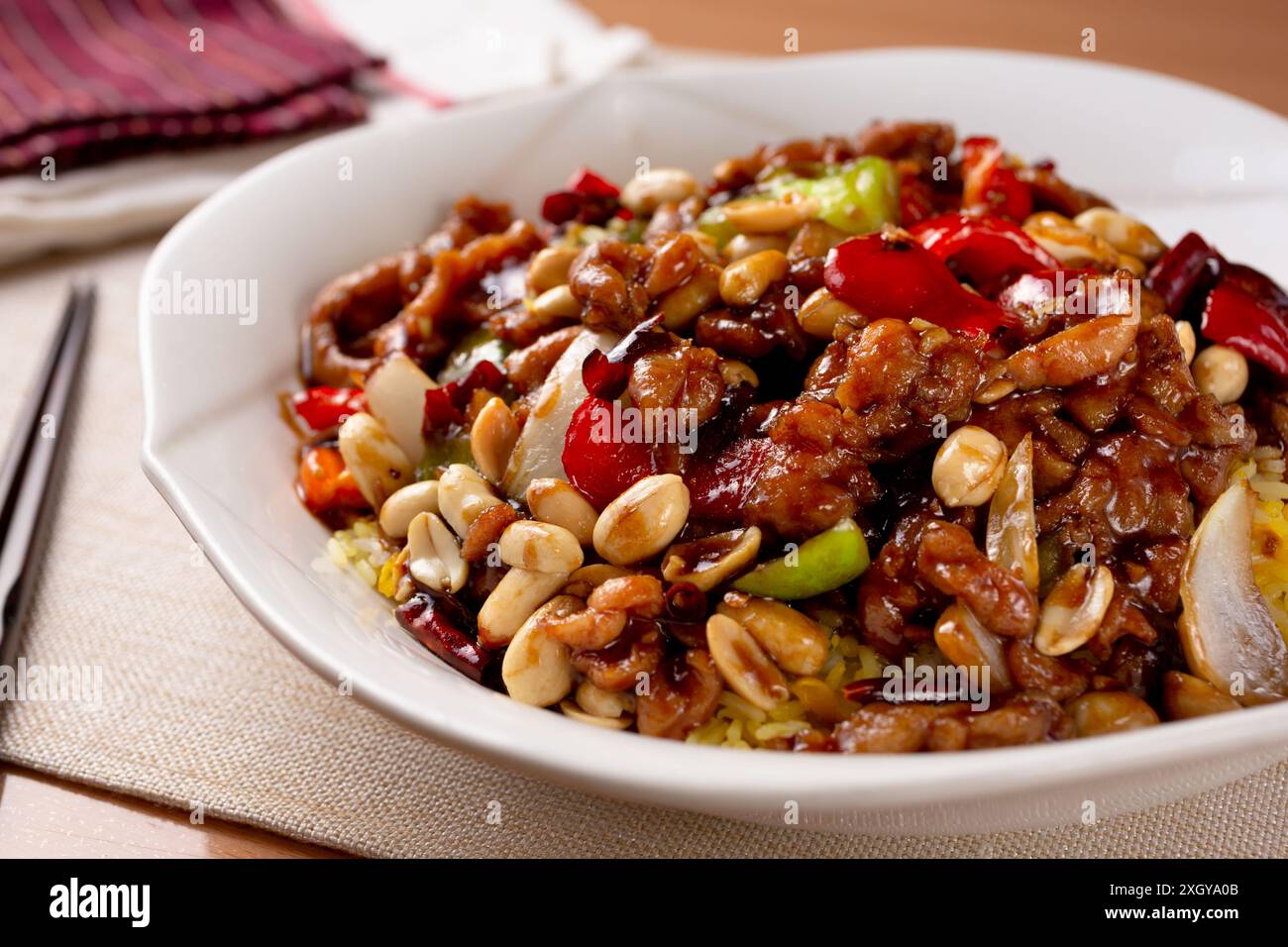 Un piatto di pollo kung pao e riso fritto. Foto Stock