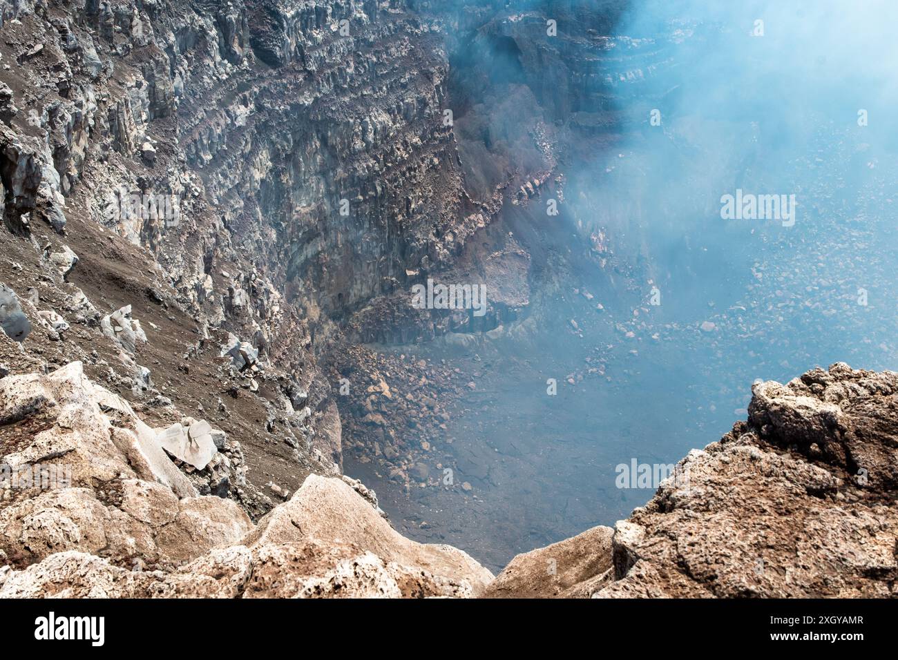 Il cratere del vulcano Santiago: Uno sguardo nel respiro di fuoco della Terra Foto Stock