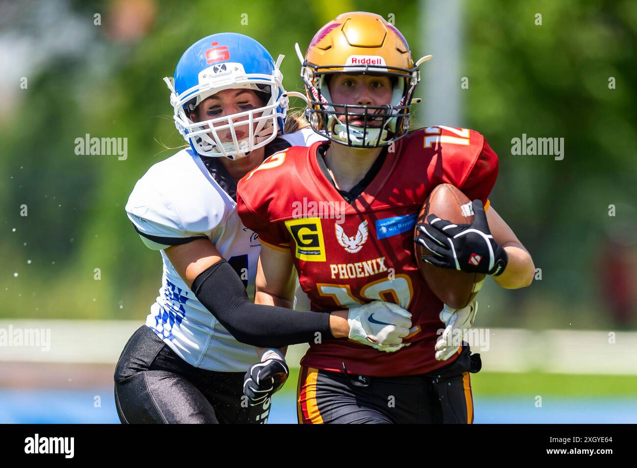 Anna Baer (17, WR, Allgaeu Comets Ladies) verfolgt Pauline Mangelkramer (12, WR,S, Regensburg Phoenix Ladies) GER, Regensburg Phoenix vs Allgaeu Comets Ladies, American Football, DBL2, Saison 2024, Week 6, 06.07.2024, foto: Eibner-Pressefoto/Florian Wolf Foto Stock