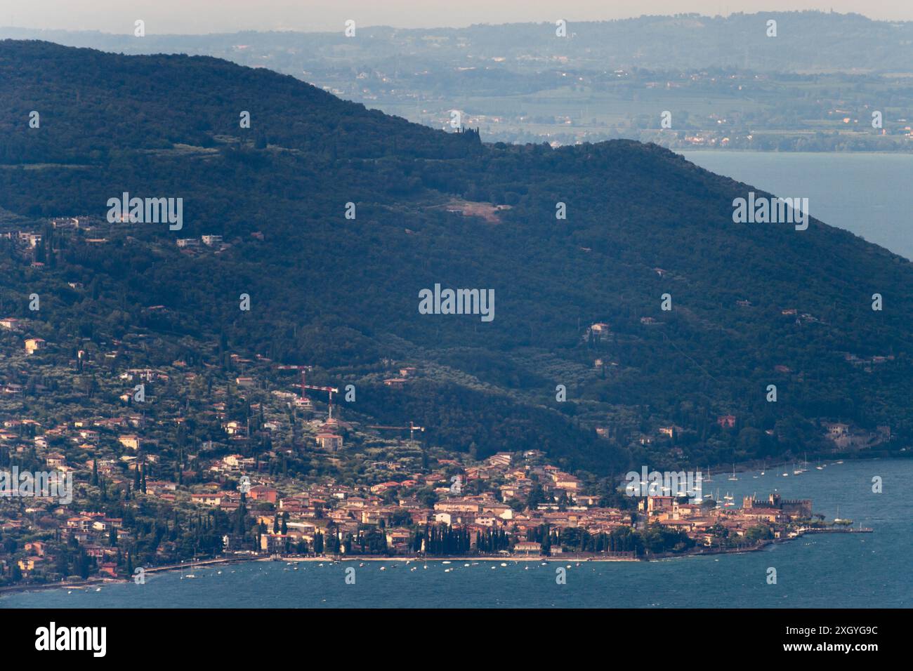 Torri del Benaco sul Lago di Garda (Lago di Garda) lato est visto da Gardola, Tignale, provincia di Brescia, Lombardia, Italia © Wojciech Strozyk / Alamy S Foto Stock