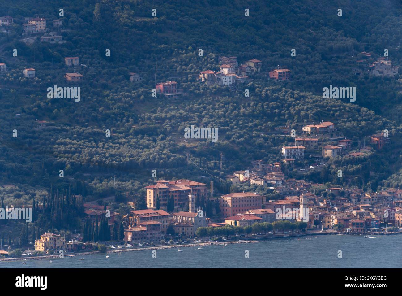 Chiesa di San Carlo Borromeo costruita nel XX secolo a Castelletto dal lato est del Lago di Garda, provincia di Verona, Veneto, vista da Gardola Foto Stock