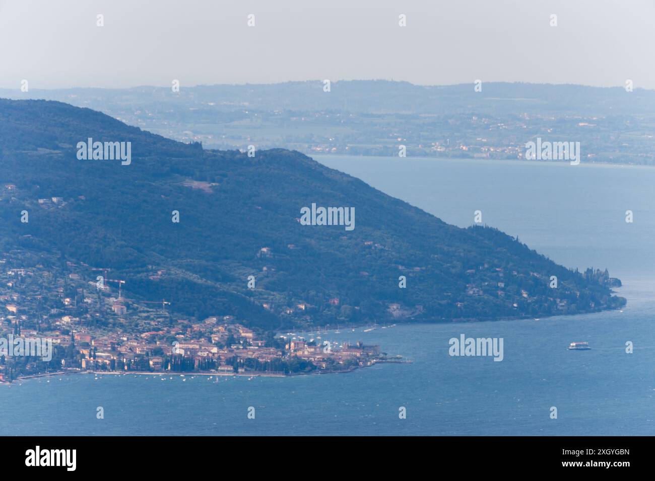 Torri del Benaco sul Lago di Garda (Lago di Garda) lato est visto da Gardola, Tignale, provincia di Brescia, Lombardia, Italia © Wojciech Strozyk / Alamy S Foto Stock