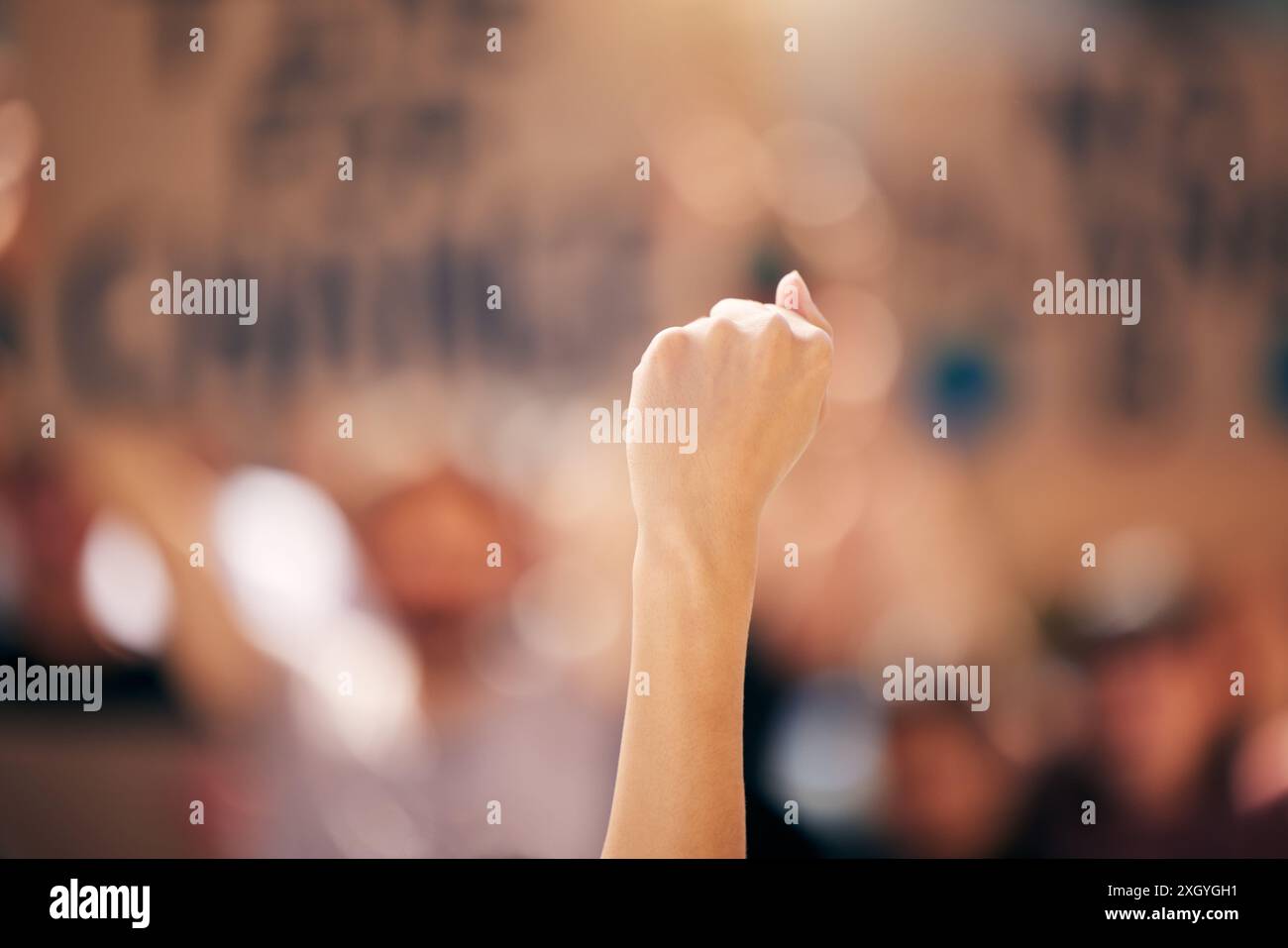Pugno, mano o persona in manifestazione di protesta per la legge governativa, la corruzione o la politica per la libertà o l'emancipazione. Diritti umani, uguaglianza o lotta Foto Stock