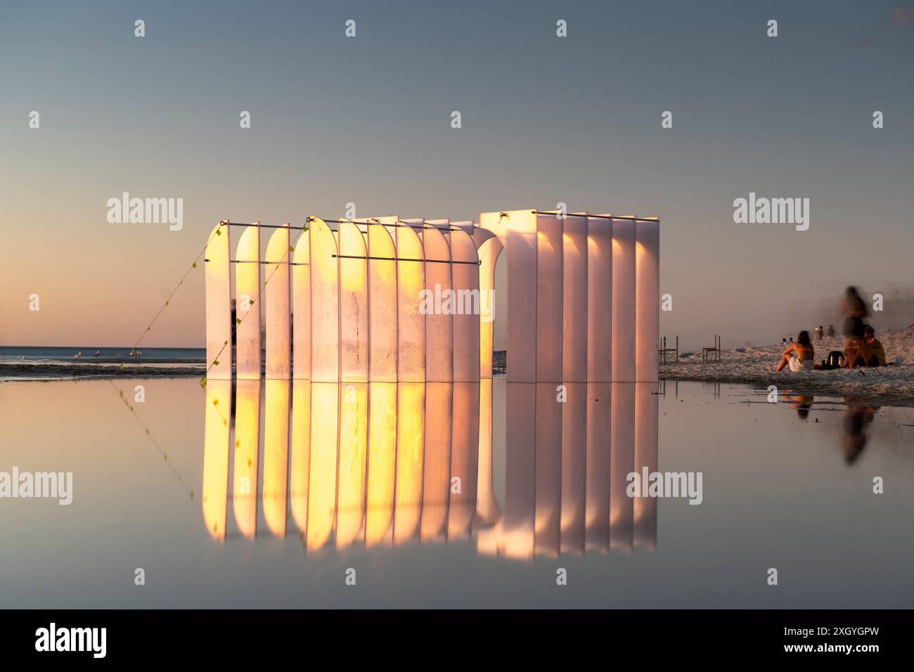 "Il Tempio del tempo" di Erica Zaino, come esposto a Sculpture by the Sea, con un'alta marea che si traduce in una piscina riflettente. Foto Stock