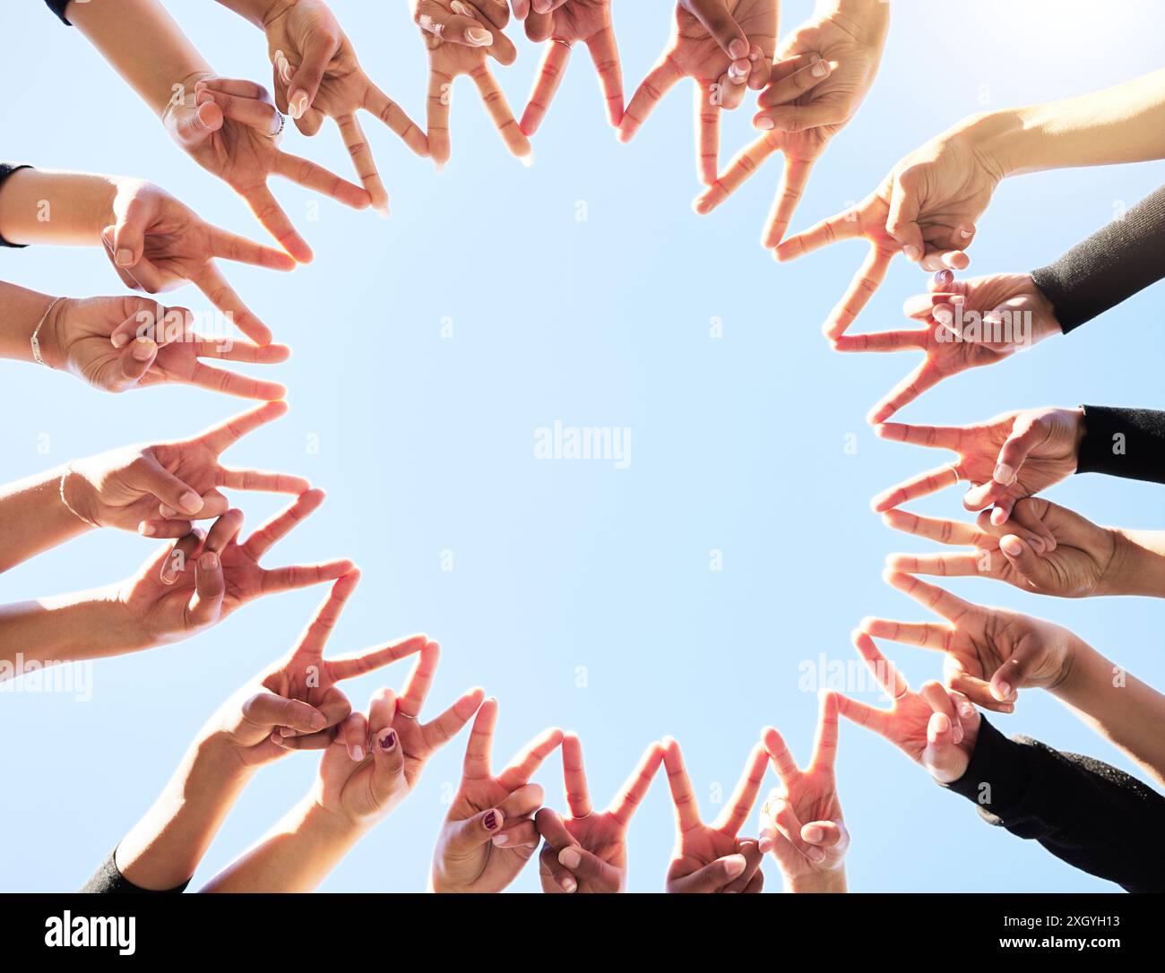 Mani, stelle e persone in protesta per la pace firmano al raduno per la legge del governo, la politica o la libertà in Palestina. I diritti umani, al di sotto o in lotta a livello globale Foto Stock