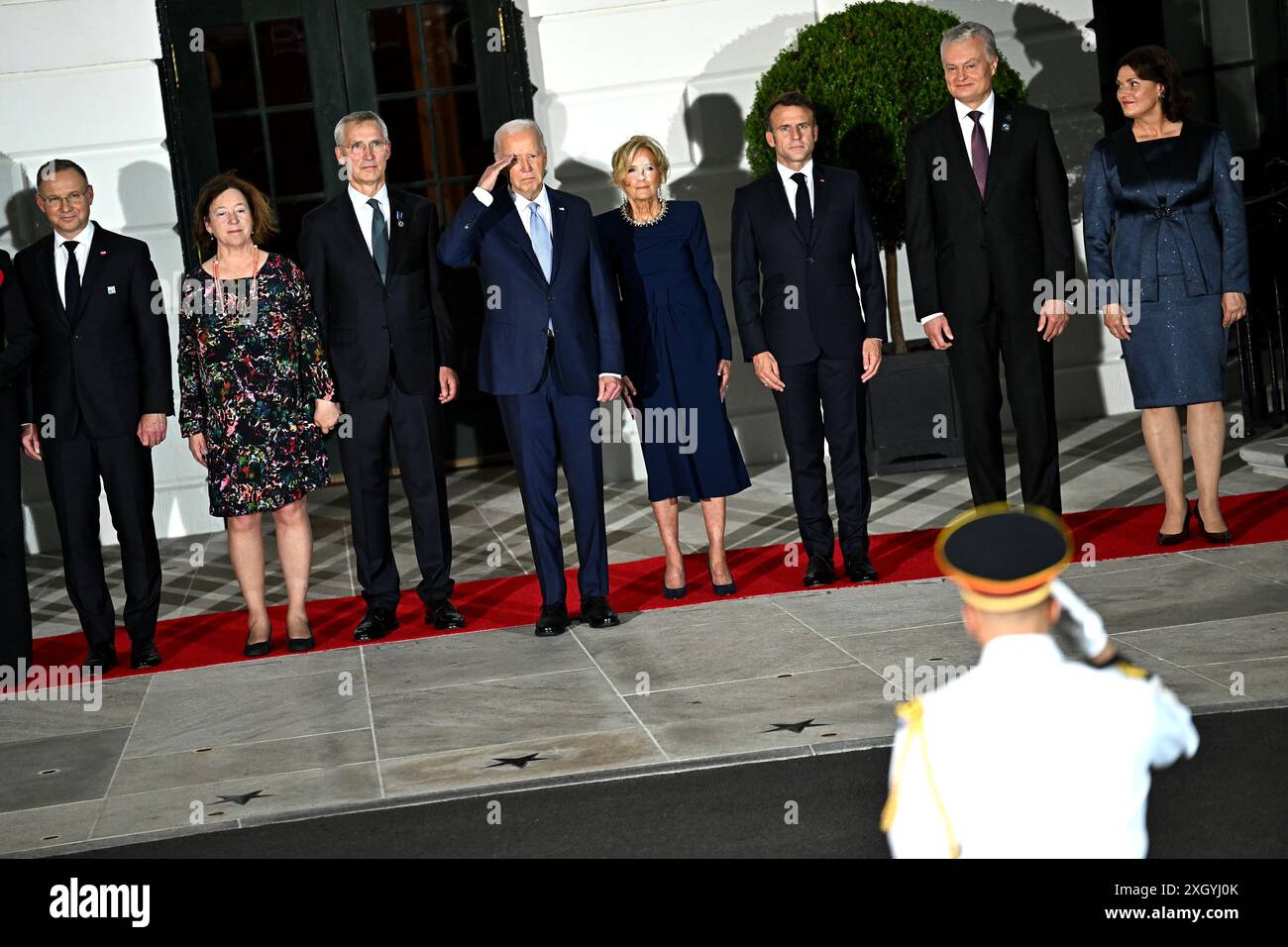 Andrzej Duda, presidente della Polonia, da sinistra, Ingrid Schulerud, moglie di Jens Stoltenberg, Jens Stoltenberg, segretario generale dell'Organizzazione del Trattato del Nord Atlantico (NATO), presidente degli Stati Uniti Joe Biden, first lady Jill Biden, Emmanuel Macron, presidente della Francia, Gitanas Nauseda, presidente della Lituania, e sua moglie Diana Nausediene durante una cerimonia di arrivo al portico meridionale della Casa Bianca a Washington, DC, USA, mercoledì 10 luglio, 2024. i leader della NATO, che si riuniranno per un vertice NATO di tre giorni a Washington, invieranno cinque sistemi di difesa aerea a lungo raggio per l'Ucraina, dopo il presidente volo Foto Stock