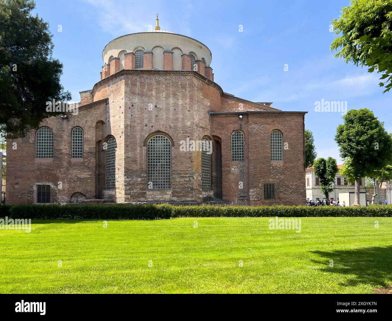 Istanbul, Turchia - 8 maggio 2024: Edificio storico in mattoni con una sagoma a cupola sullo sfondo di un parco tranquillo. Foto Stock