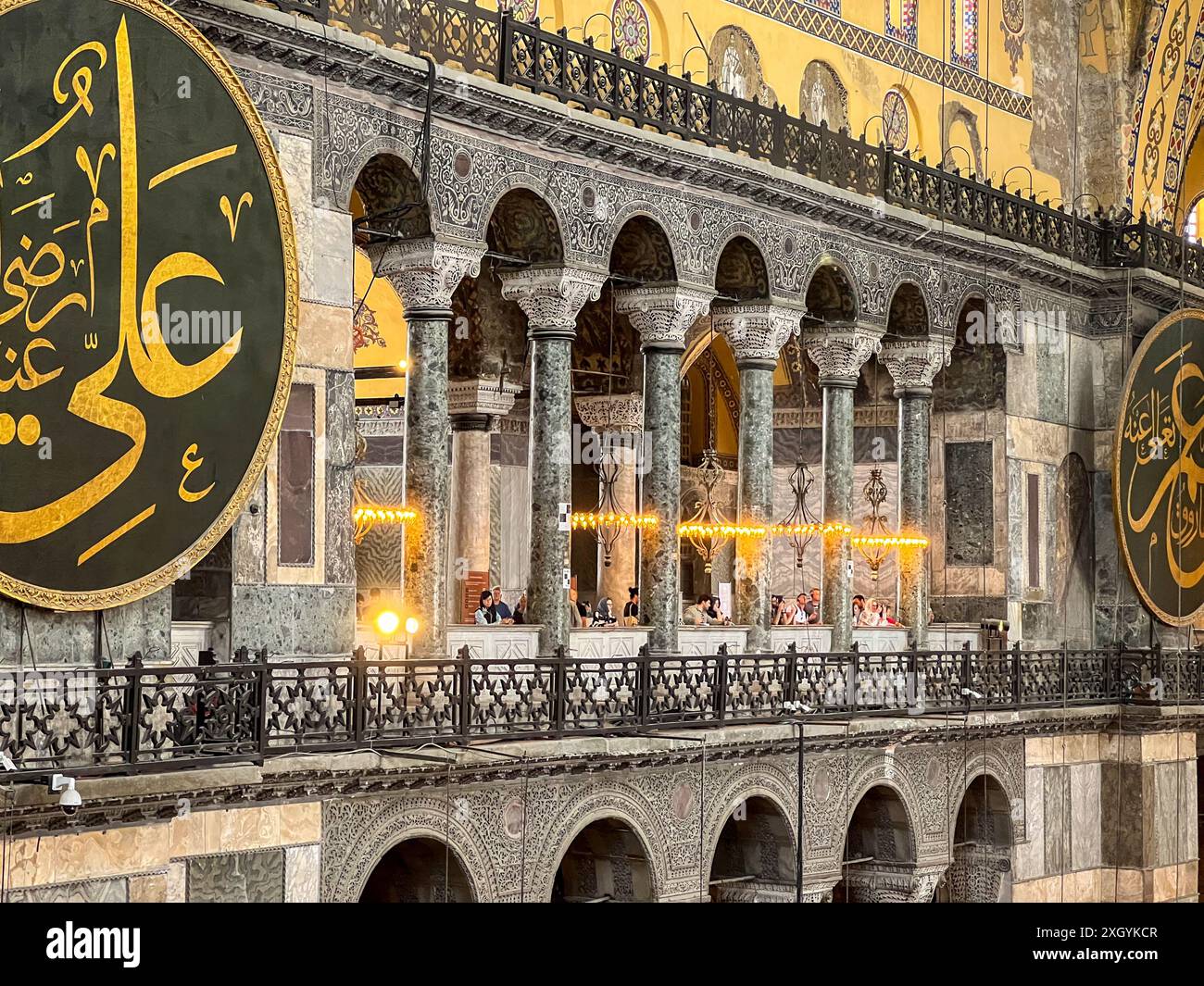 Istanbul, Turchia - 8 maggio 2024: Uno sguardo allo splendore dorato dell'interno di Santa Sofia. Foto Stock