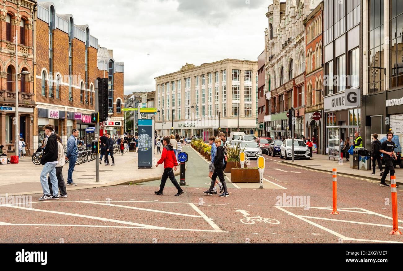 Belfast , Contea di Antrim Irlanda del Nord 05 luglio 2024 - pedoni che attraversano la strada al Castle Place di Belfast Foto Stock