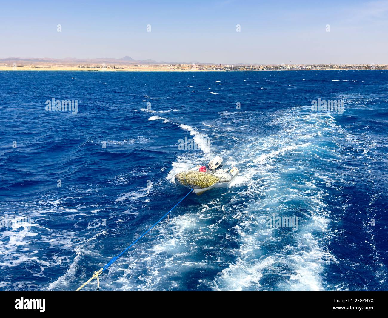 Il gommone viene tirato attraverso il Mar Rosso con una corda Foto Stock