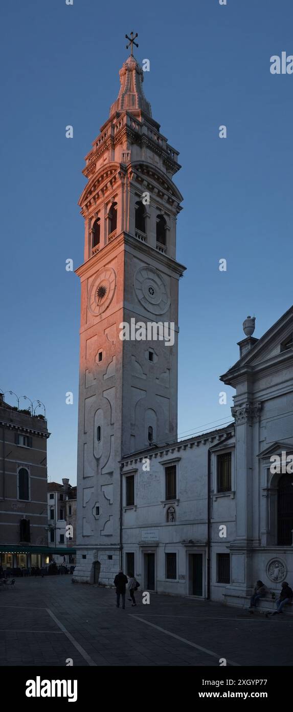 Il bellissimo campanile di Santa Maria Formosa in stile barocco cattura gli ultimi raggi di luce del sole del giorno, il Mascaron sopra la porta del campanile Foto Stock