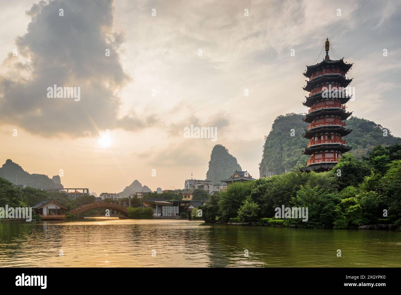 Incredibile vista serale del Lago Mulong (Lago del Drago di legno) tra boschi verdi e montagne carsiche panoramiche a Guilin, Cina. Foto Stock